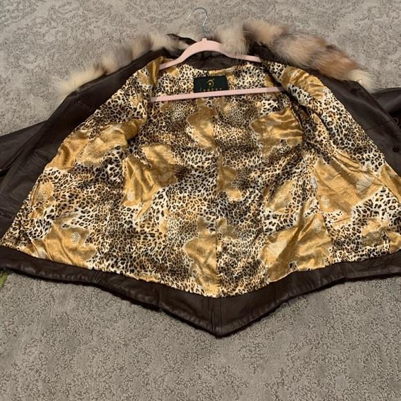 Beautiful custom leather and fur jacket. New. - Picture 9 of 9